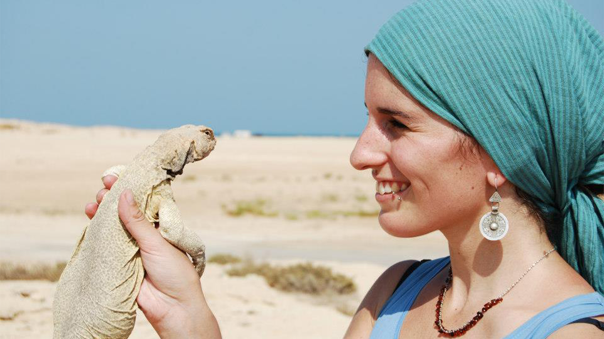 Fotografía de Paloma Mas Peinado junto a un lagarto del desierto en Qatar.