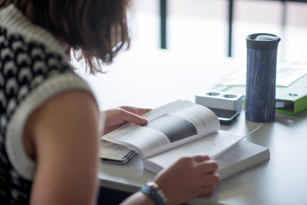 imagen de una mujer leyendo un libro