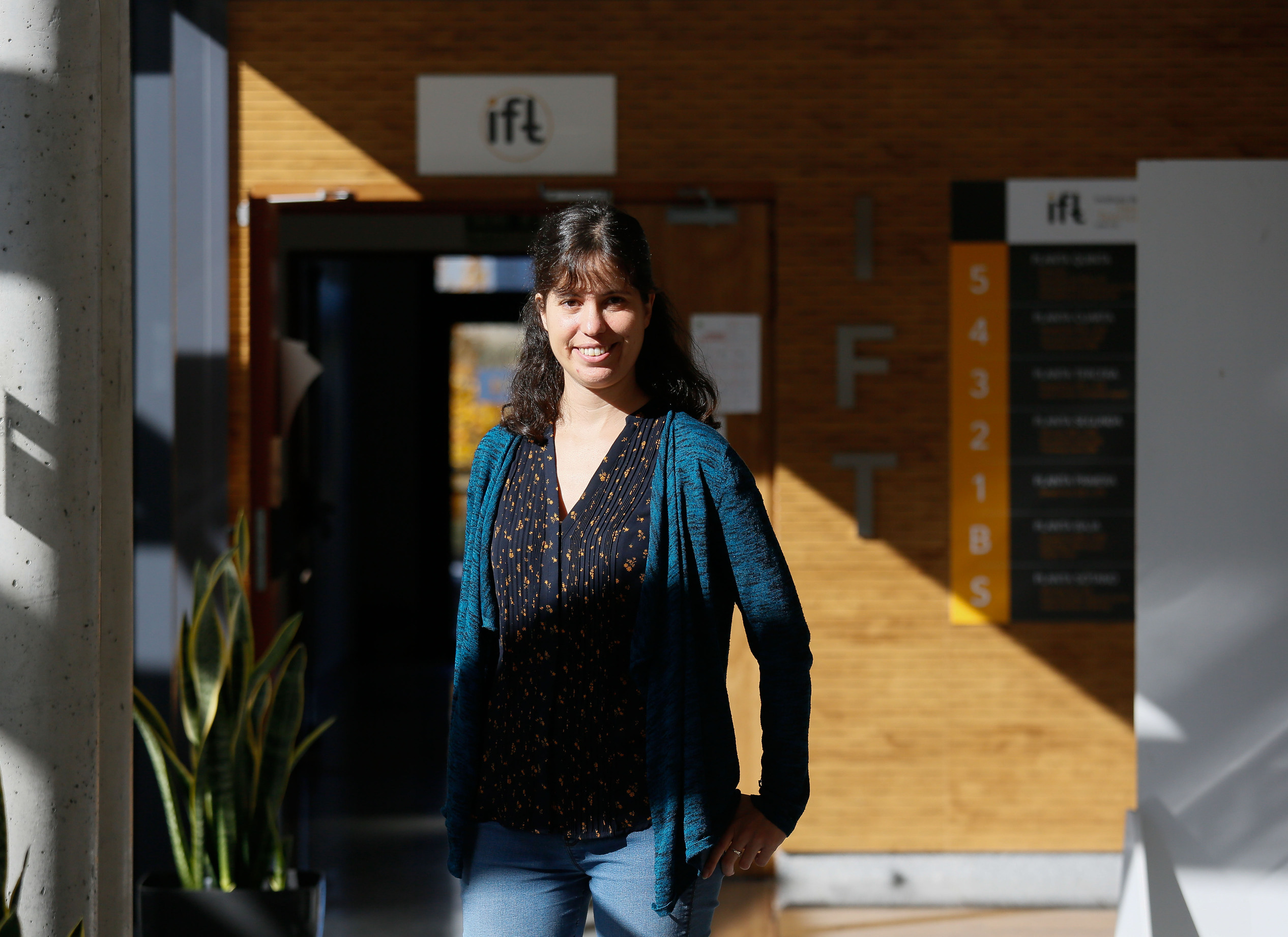 La investigadora, Laura Valenzuela, a las puertas del Instituto de Física Teórica UAM-CSIC / Foto: Fundación BBVA