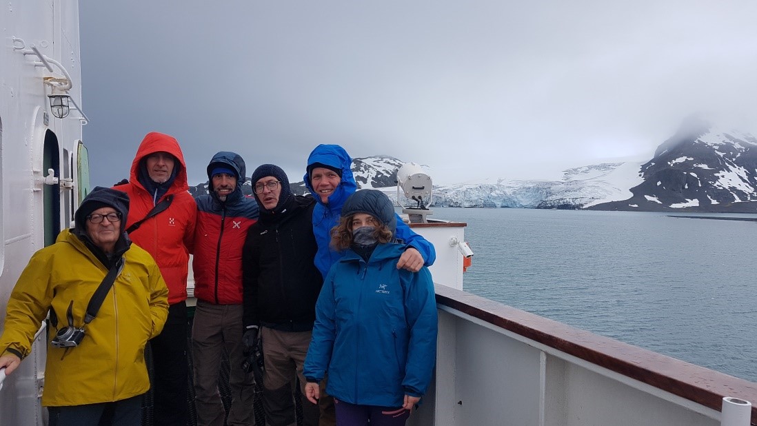 El equipo de investigadores que participan en la campaña Antártica sobre zonas libres de hielo / José A. Ortega