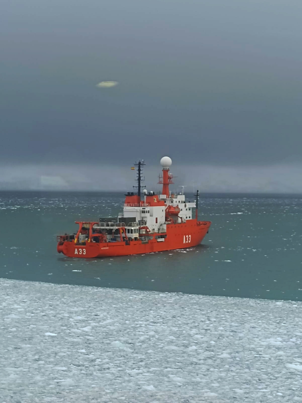 El buque que traslada a los investigadores hasta las Islas Shetland del Sur / José A. Ortega