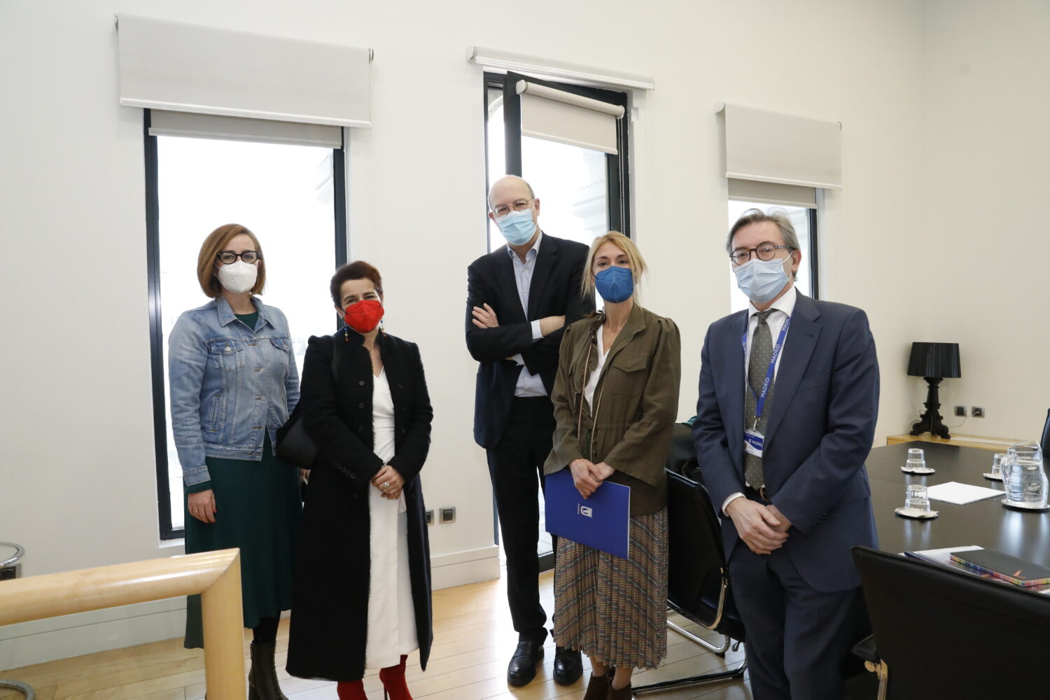 La vicerrectora de la UAM Marta Morgade (segunda por la izquierda), con la concejala delegada de Coordinación Territorial, Transparencia y Participación Ciudadana, Silvia Saavedra (segunda por la derecha) y otras personalidades presentes en la firma del convenio / Foto: Diario de Madrid