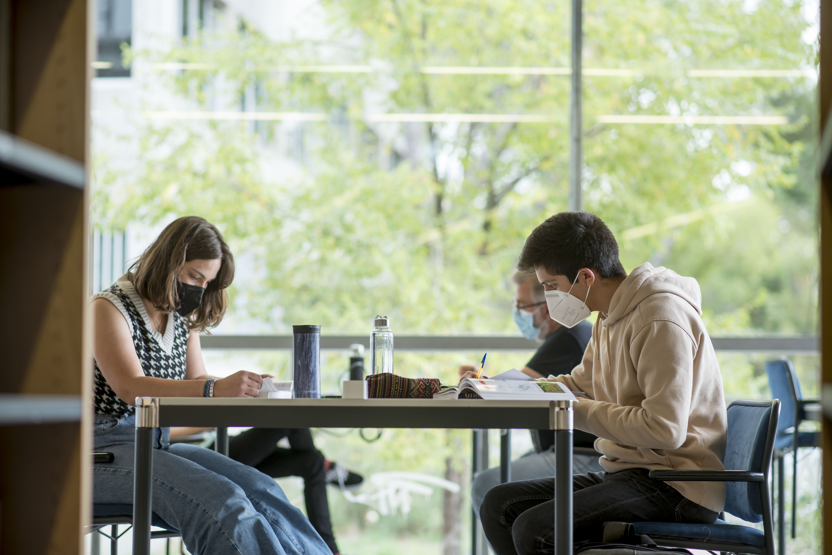 Imagen de varios alumnos estudiando en la Biblioteca de Humanidades de la UAM / UAM