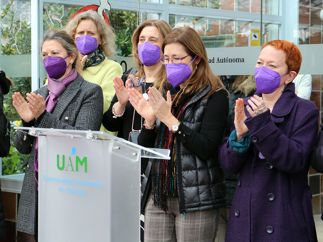 La rectora, la directora de la UIG y varias mujeres aplauden al finalizar la lectura del Manifiesto de la CRUE con motivo del 8M