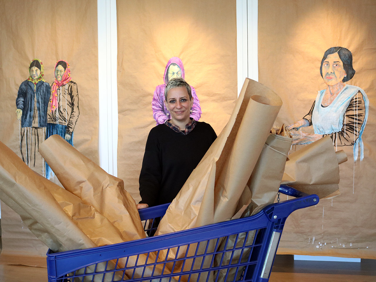 Una imagen de la artista Simona Schaffer, posando junto a algunas piezas de la exposición. / UAM