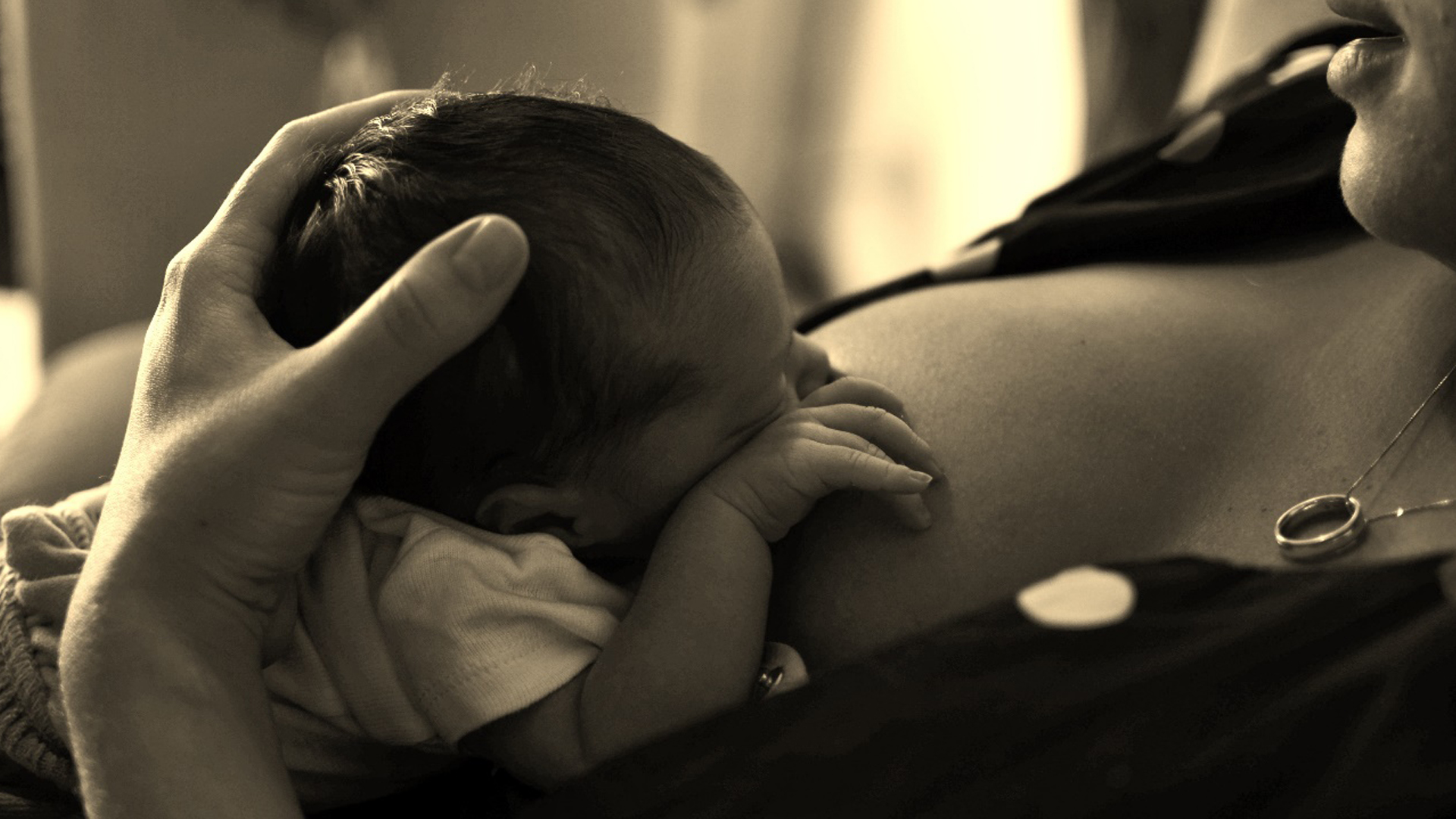 Fotografía de archivo de madre y bebé lactante