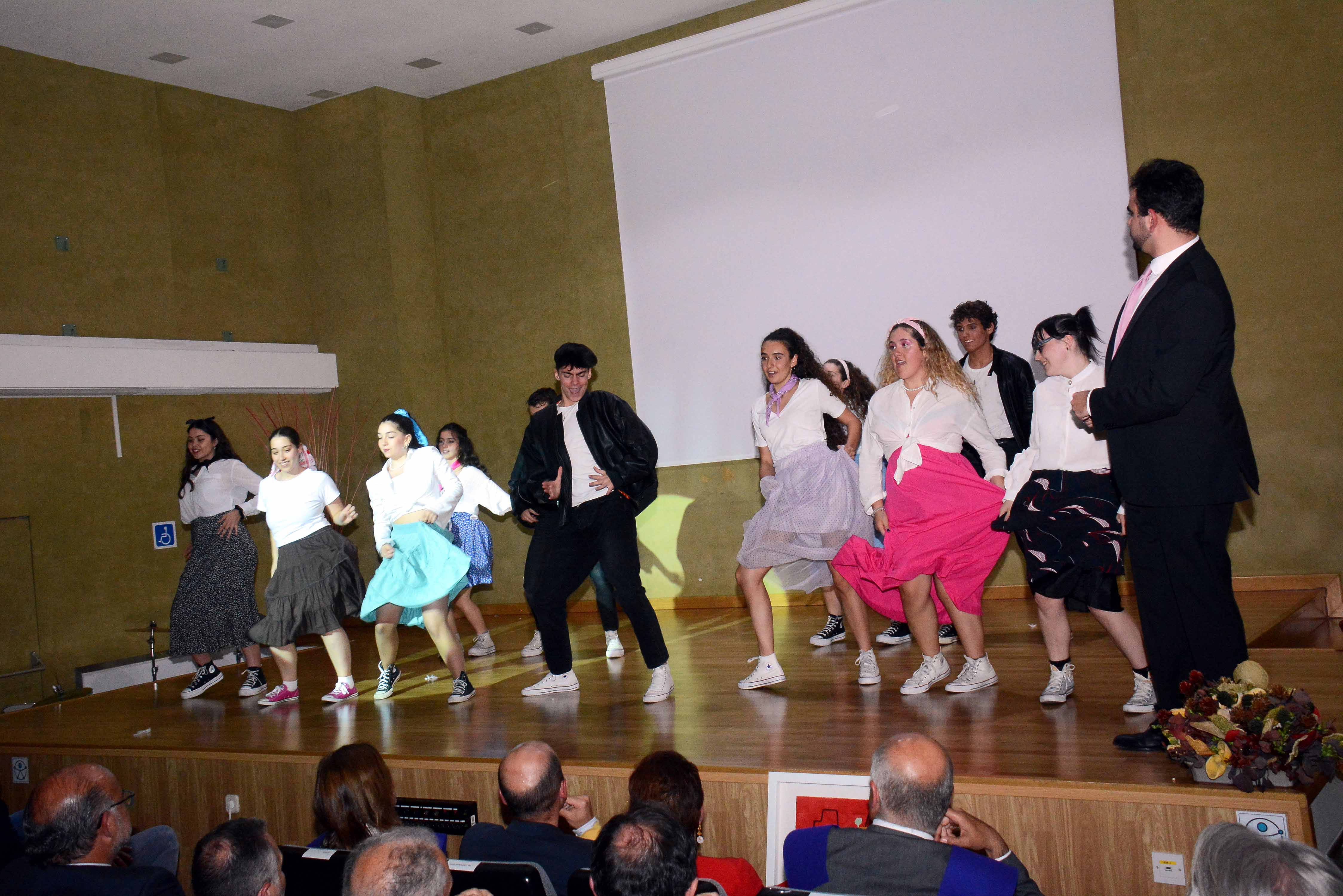 Los colegiales y colegialas del grupo de baile del centro, durante la actuación en el acto de clausura / Foto: Colegio Mayor Luis Vives