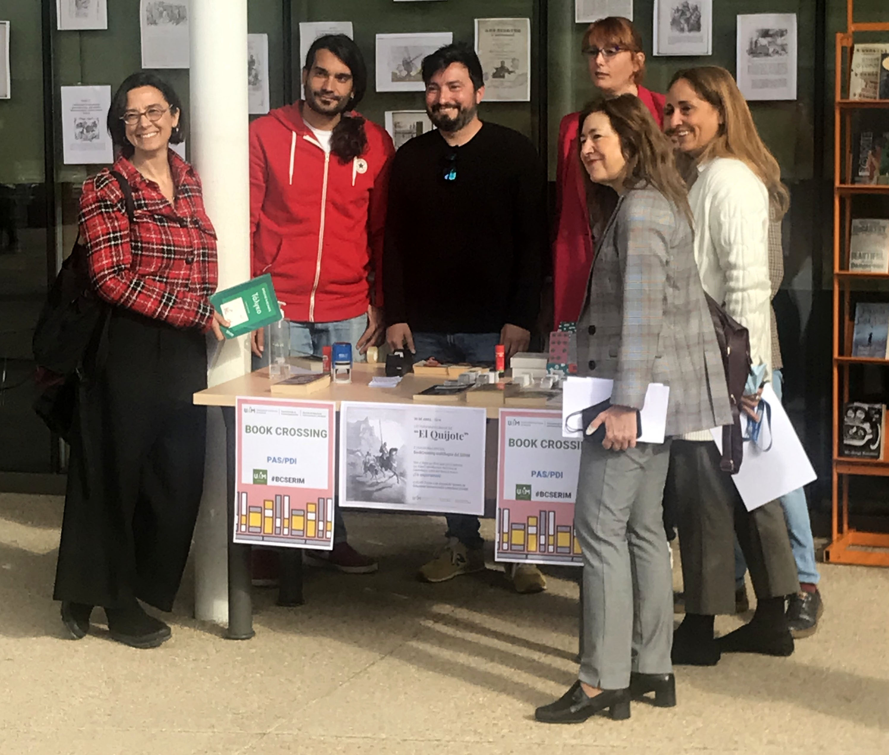 La vicerrectora de Internacionalización Irene Martin (izq.) y la rectora Amaya Mendikoetxea (dcha.), en el punto de BookCrossing junto al SERIM / UAM