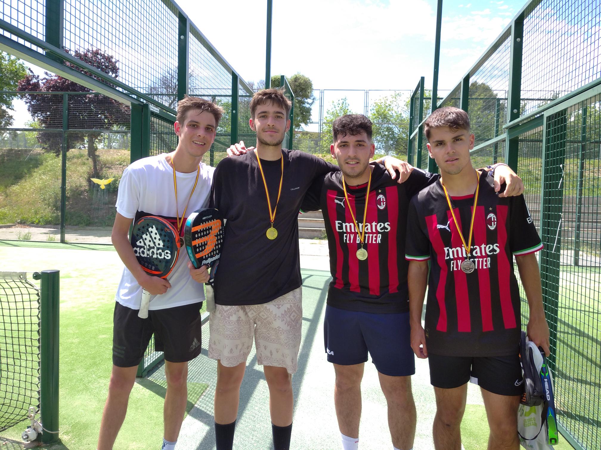 De izquierda a derecha: Benito Benitez, Daniel Martínez, Angel Luis Bustillo y SErgio Canalejas. Finalistas del Torneo de Primavera de Pádel Exprés 2023