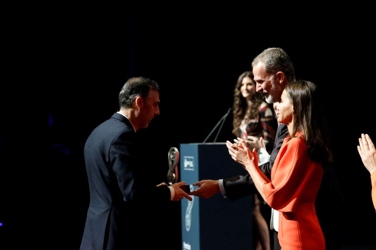 Francisco José García Vidal recoge el premio de manos del Rey, mientras doña Letizia aplaude.