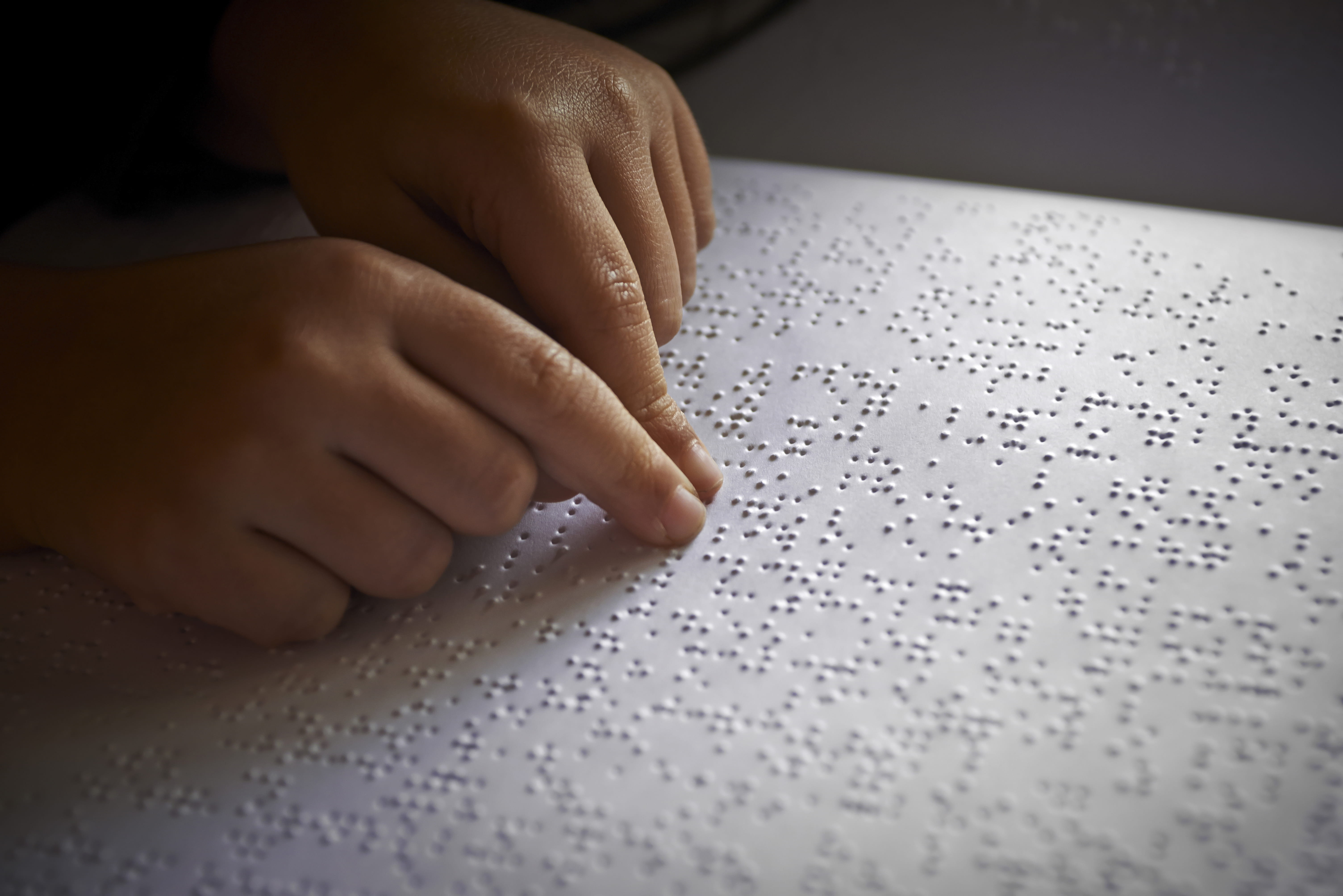 Manos leyendo en braille