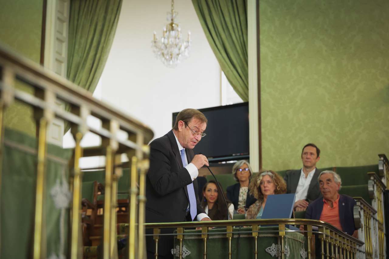 El profesor Rodolfo Miranda pronuncia su discurso tras recibir el premio en la la Real Academia de las Ciencias Exactas, Físicas y Naturales de España.