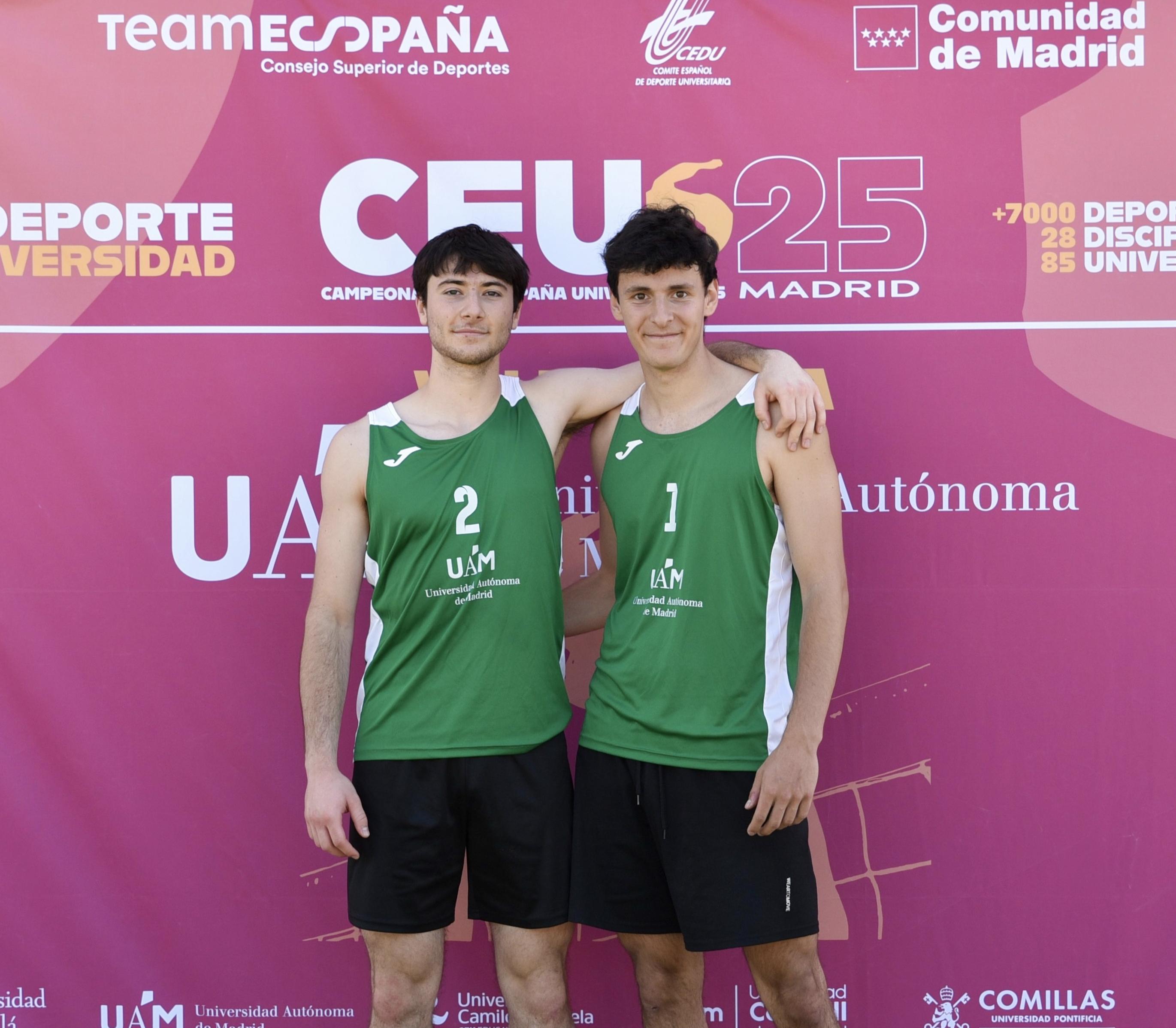 Participantes en el CEU de Voley playa