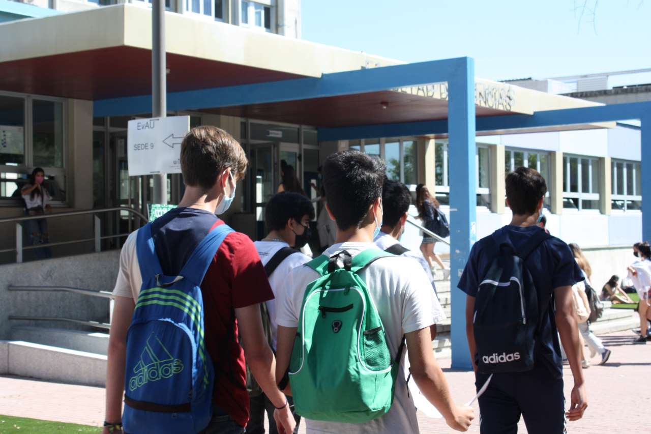 Un grupo de estudiantes entran en la Facultad de Ciencias, sede 9 de la EvAU
