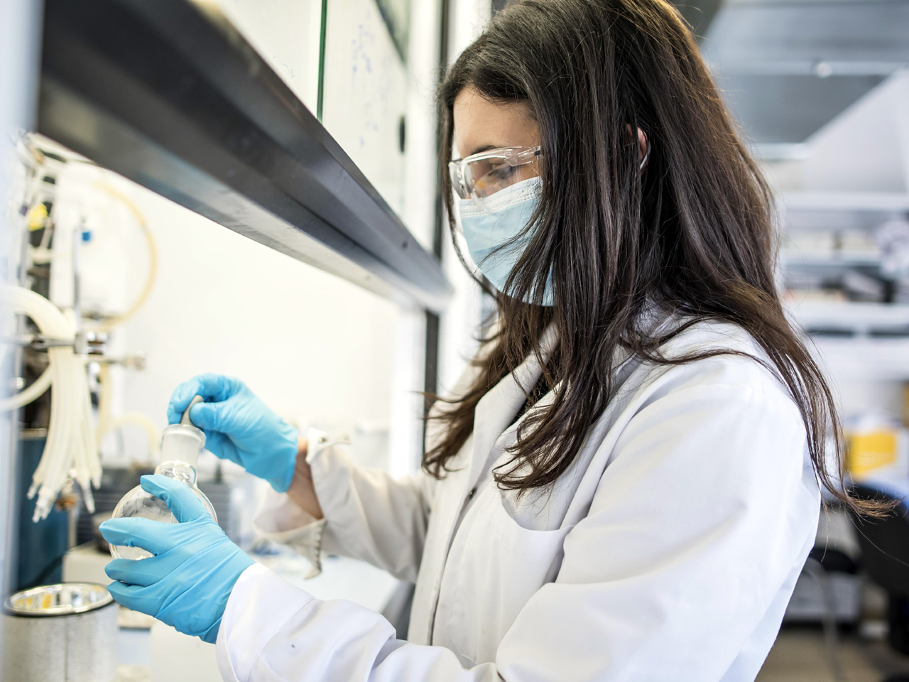 Una investigadora, en el laboratorio de Química Orgánica de la UAM / UAM