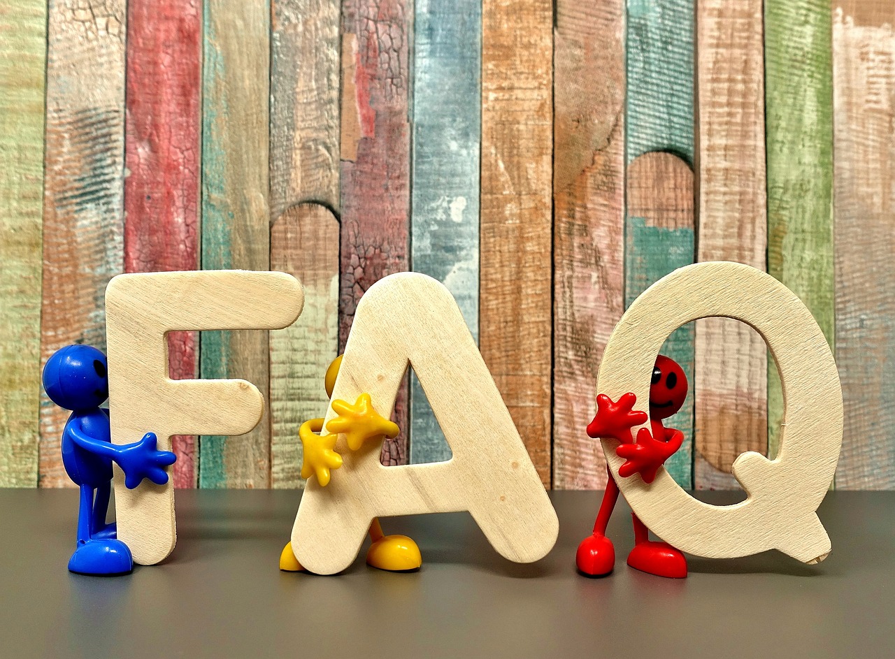 Imagen de tres muñecos de colores abrazados al texto FAQ
