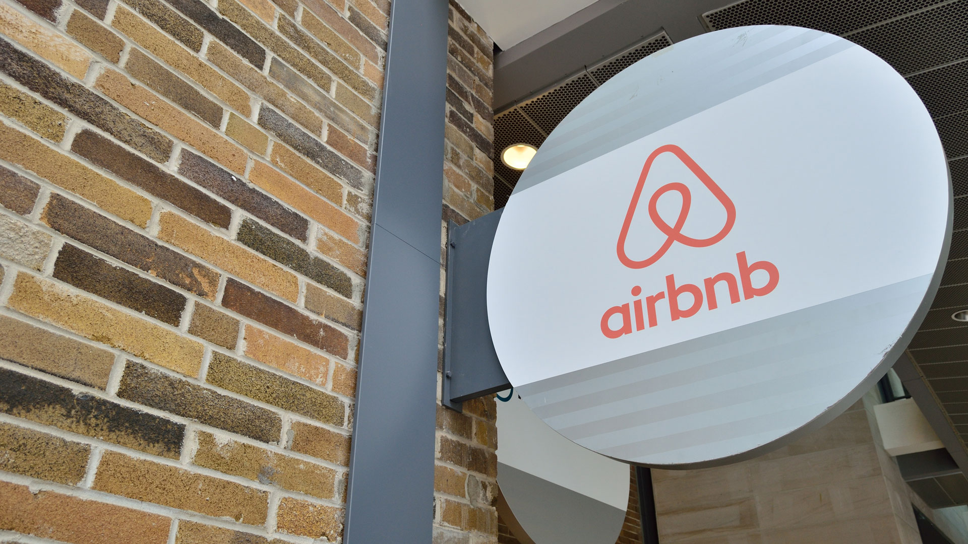 Fotografía de una oficina de Airbnb en la que se ve el logotipo de la empresa.