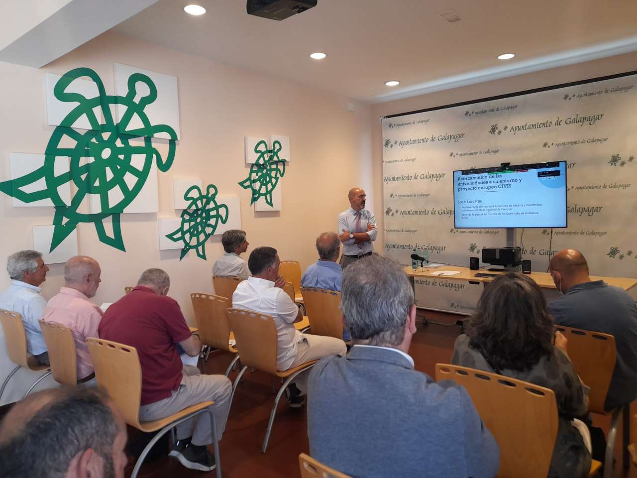 El profesor José Luis Pau en una sala del Ayuntamiento de Galapagar