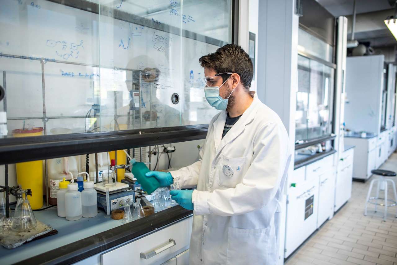 Un investigador trabajando en el laboratorio de Química Orgánica