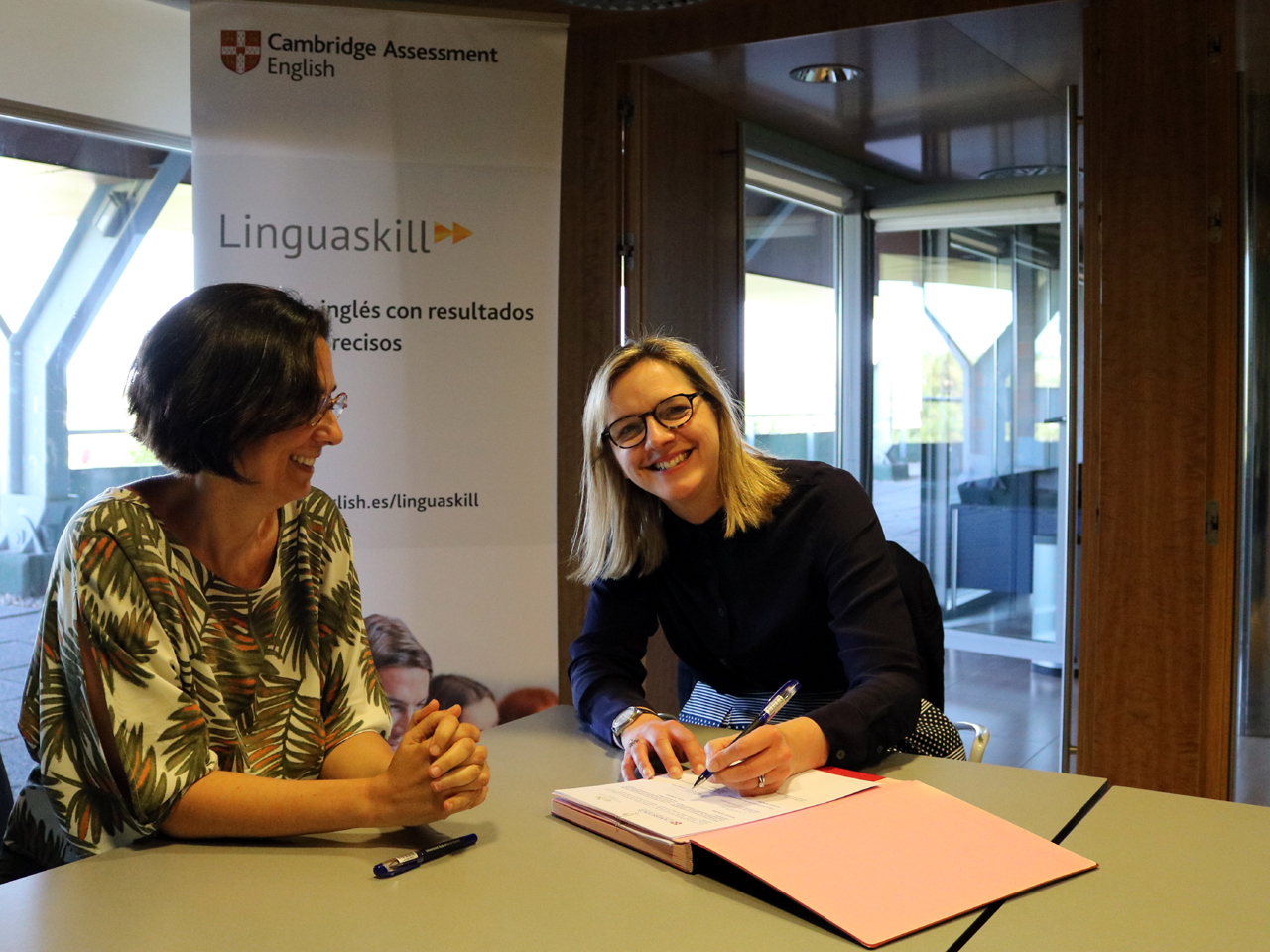 Irene Martín y Francesca Woodward durante la firma del convenio