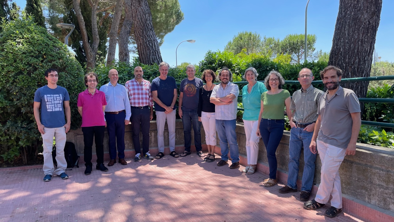 Miembros de la nueva Unidad ELLIS Madrid, tras la reunión celebrada ayer en la UPM. Los investigadores de la UAM, Daniel Hernández-Lobato y Alberto Suárez, aparecen en los extremos izquierdo y derecho de la imagen respectivamente / UEM