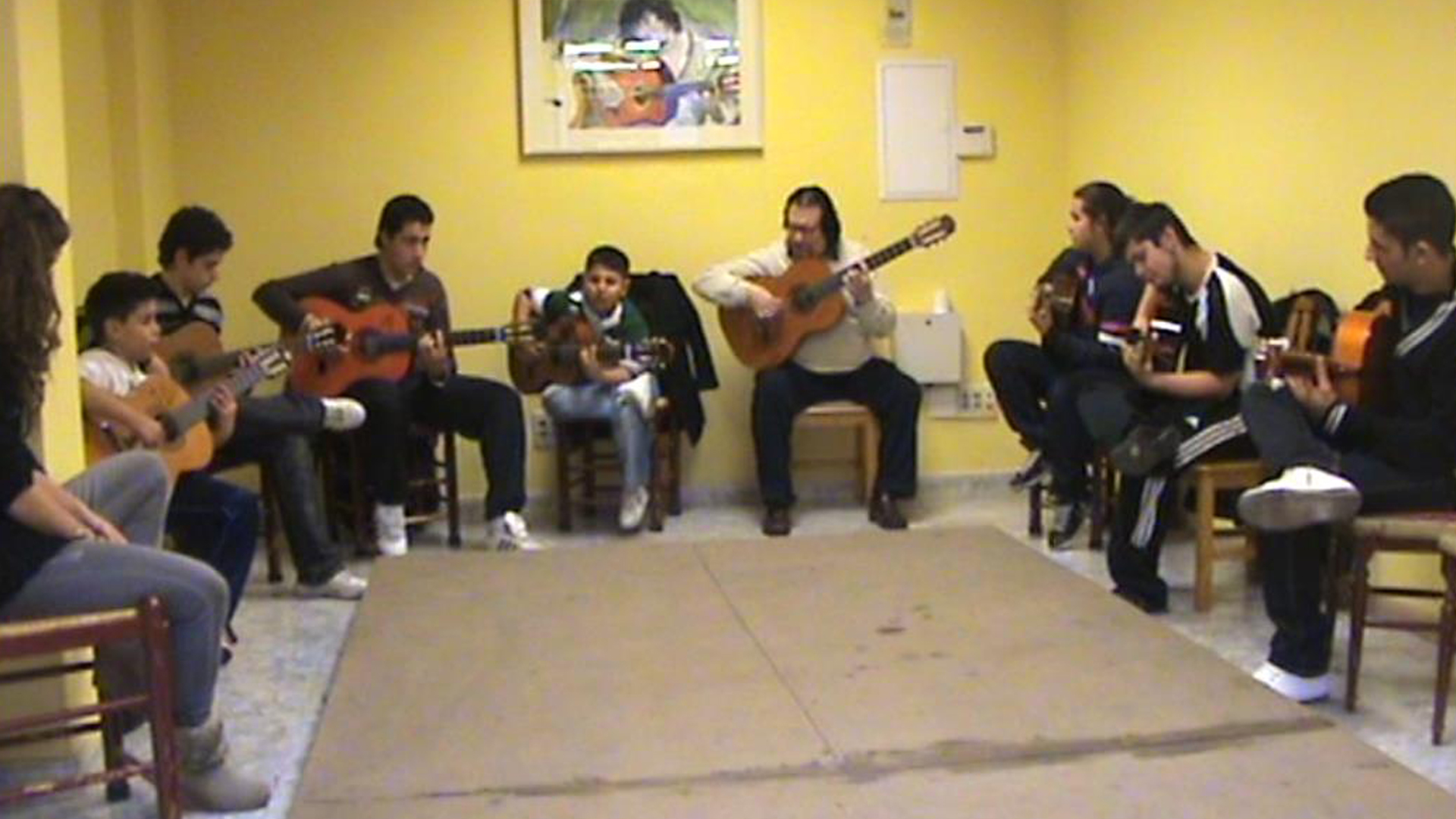 Imagen de una clase de guitarra flamenca en la Escuela del Maestro Entri en el barrio madrileño de Cañorroto, distrito La Latina-Carabanchel.