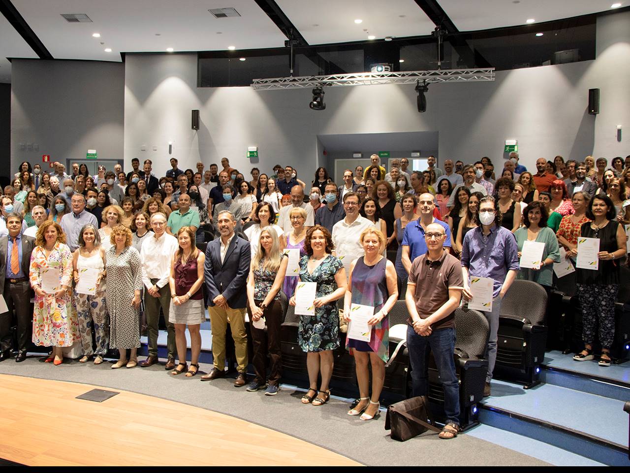 Foto de grupo de los docentes premiados por su calificación excelente en las 13ª y 14ª convocatorias del programa DOCENTIA-UAM.