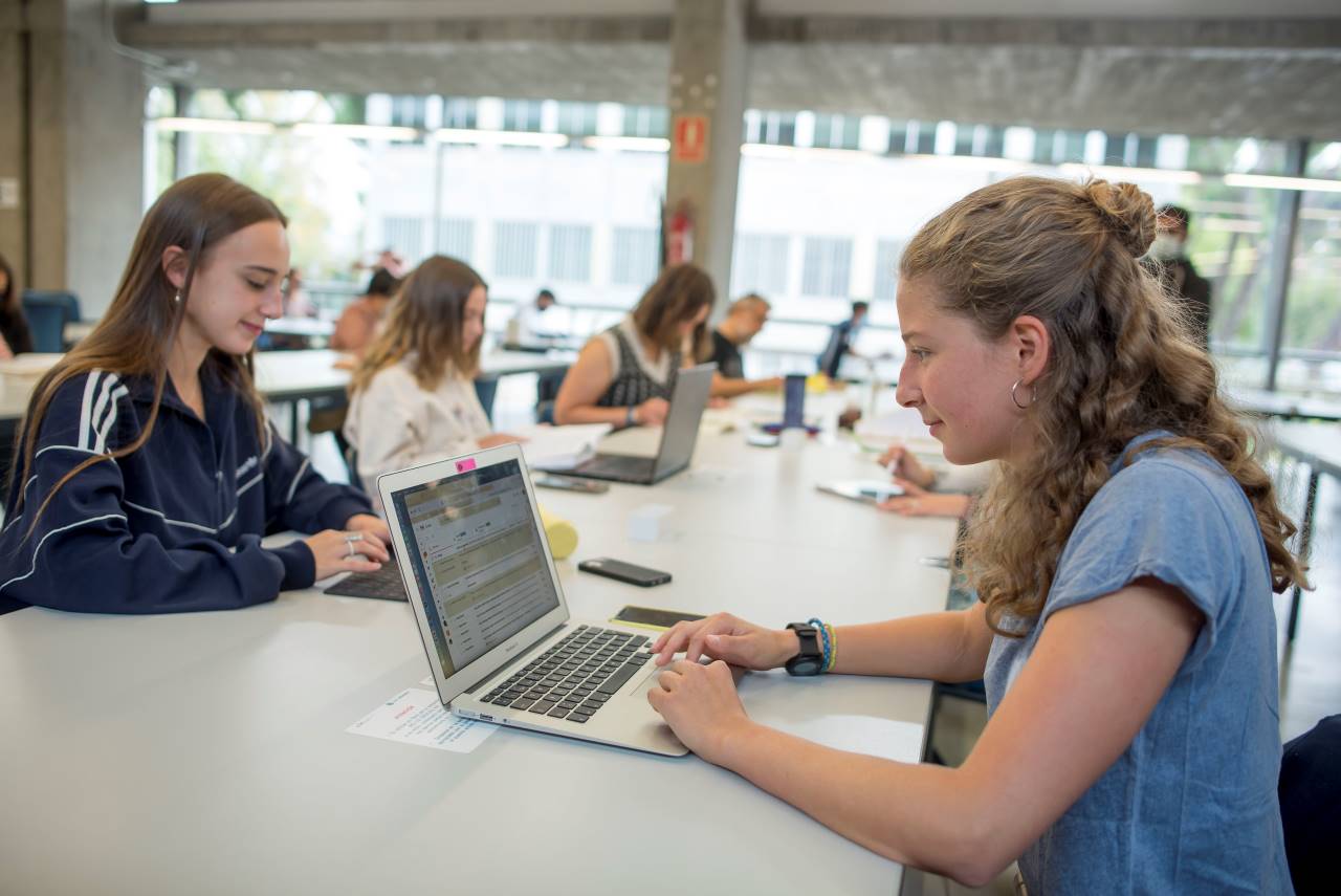 Imagen que muestra a varias estudiantes en la biblioteca