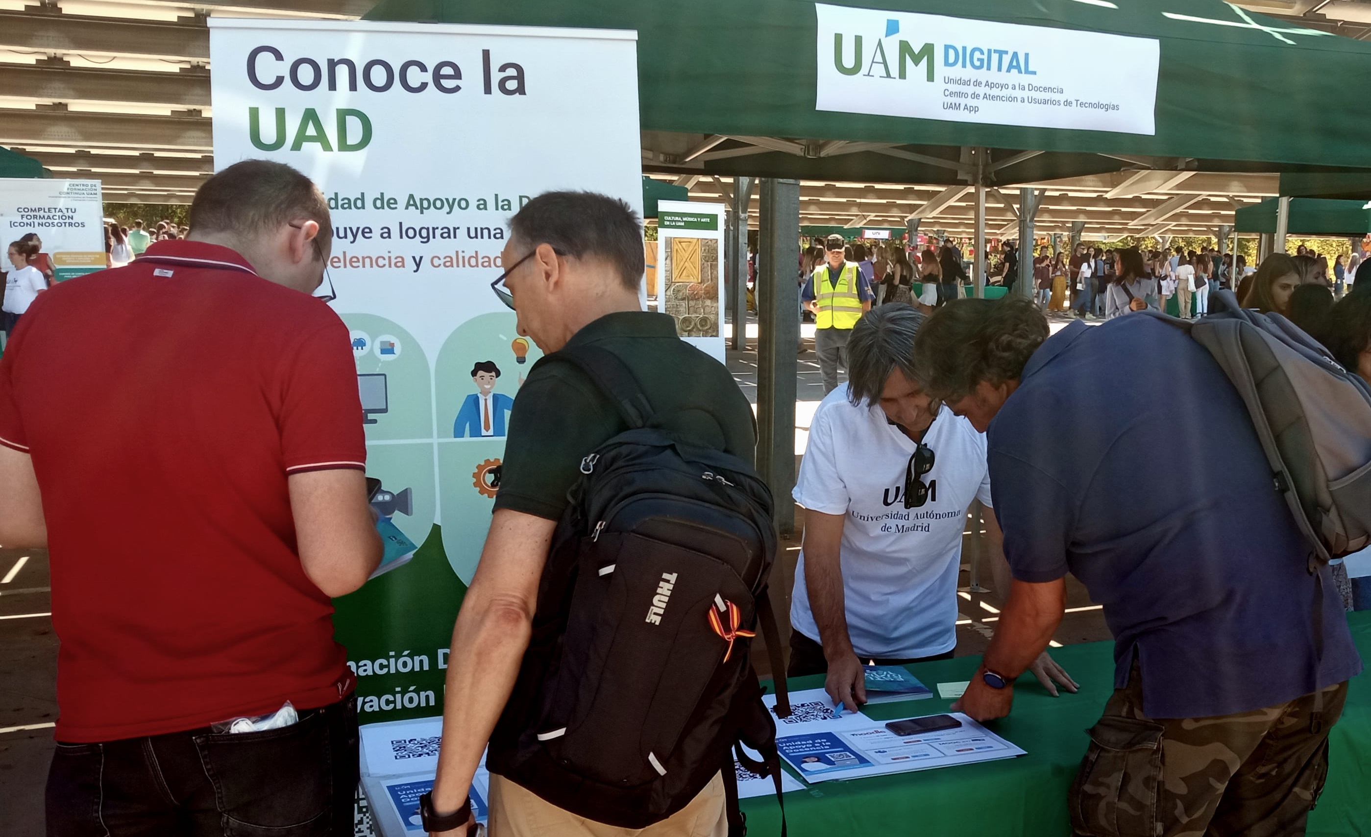 Personas de pie en un stand.