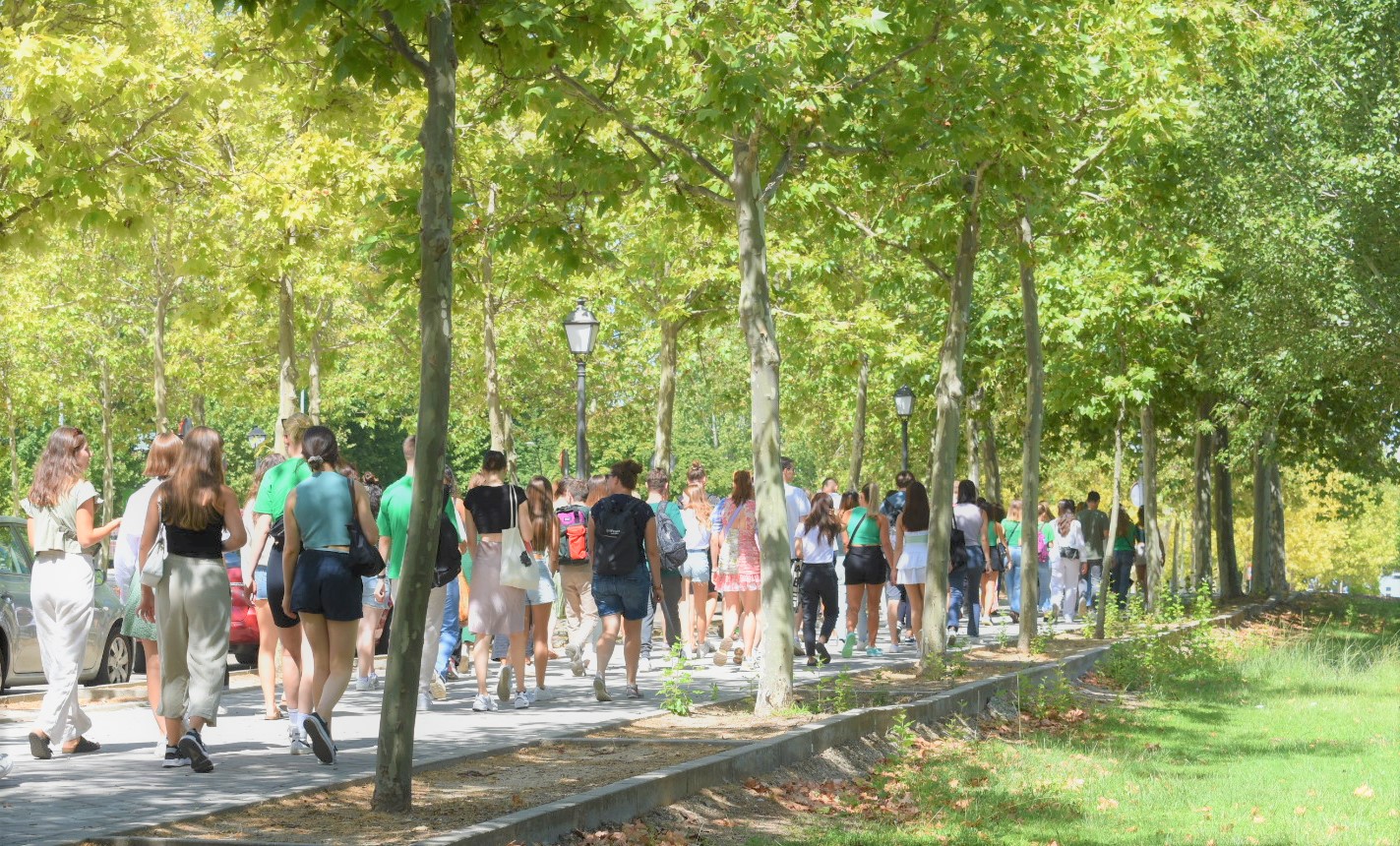 Estudiantes internacionales pasean por una de las avenidas  del campus de cantoblanco en el Welcome Day