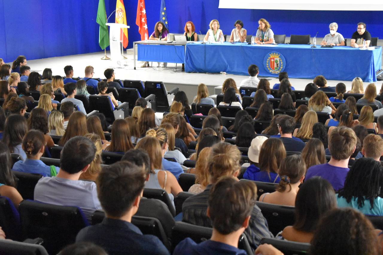 Estudiantes internacionales durante una de las charlas de la jornada de acogida en el auditorio del edificio de Biología
