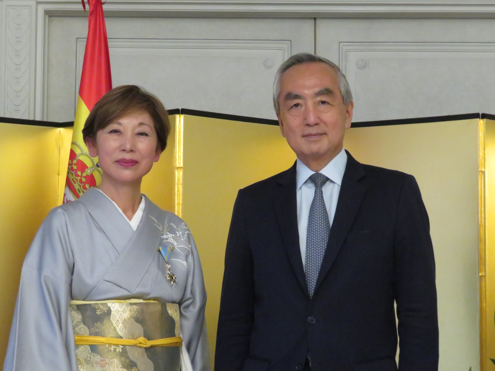 La profesora emérita Kayoko Takagi, junto al embajador de Japón en España Hiramatsu Kenji, tras recibir la condecoración. / Foto: Embajada de Japón