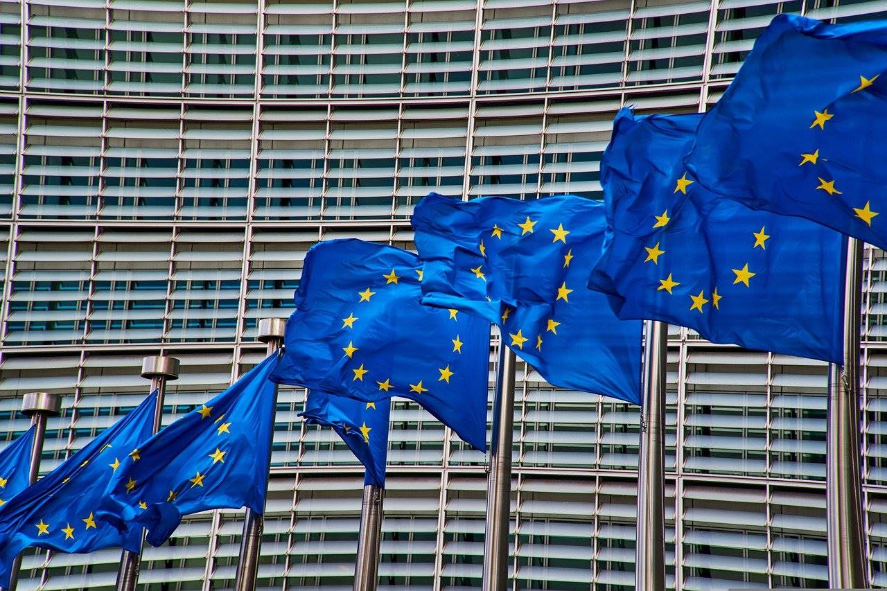 imagen que muestras varias banderas de la UE ondeando