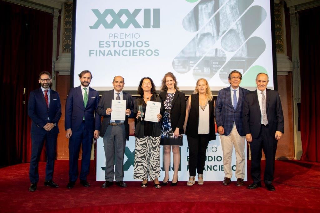 La catedrática Magdalena de la UAM Magdalena Nogueira Guastavino posa en el centro de la imagen con su premio.