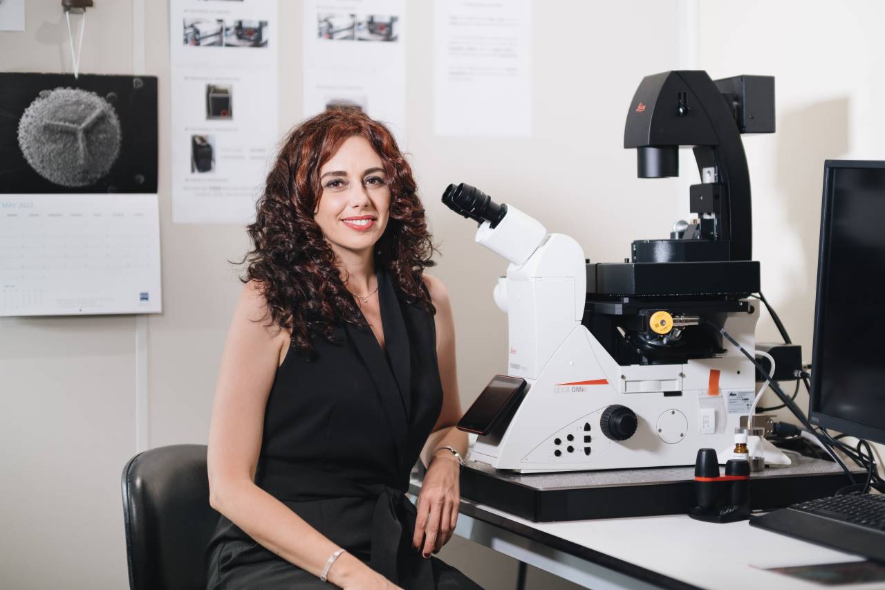 María Llorens-Martín posa en su laboratorio.