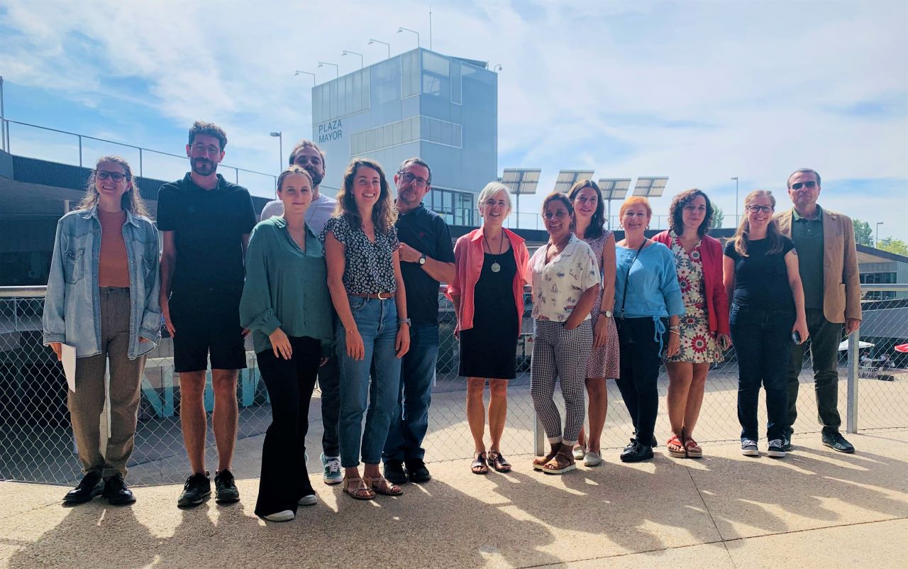 La delegación de CIVIS y los miembros de la UAM posan en la Plaza Mayor de la UAM.