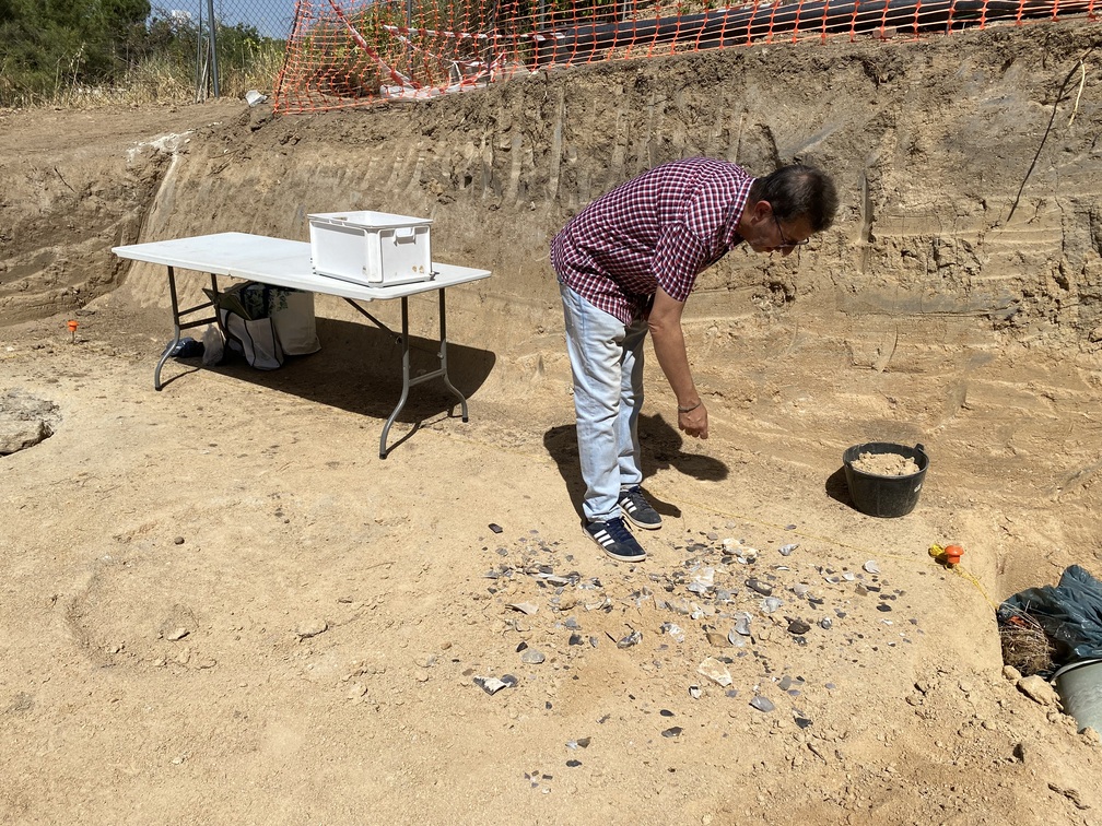 El catedrático de Prehistoria e impulsor del YAS, Javier Baena, recreando zona de talla lítica. / UAM