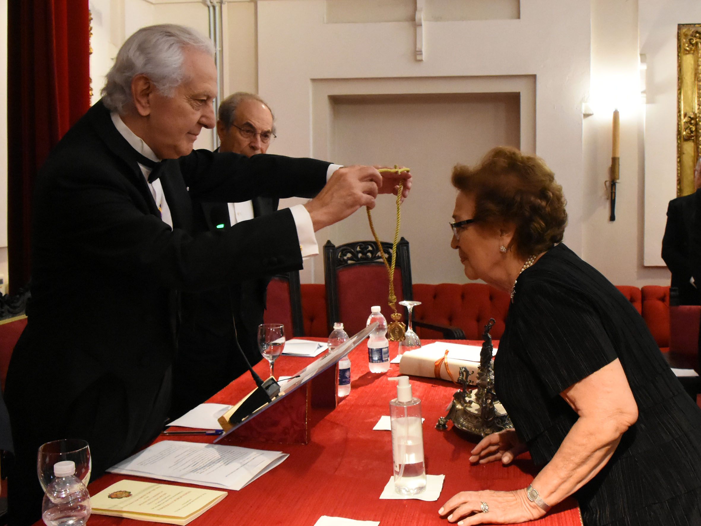 La catedrática de Pediatría, María Isabel Polanco Allué, recibe la medalla que la acredita como Académica de Honor de la Real Academia de Medicina y Cirugía de Sevilla de manos del presidente de la institución, Carlos A. Infantes Alcón. / María Amor Mora