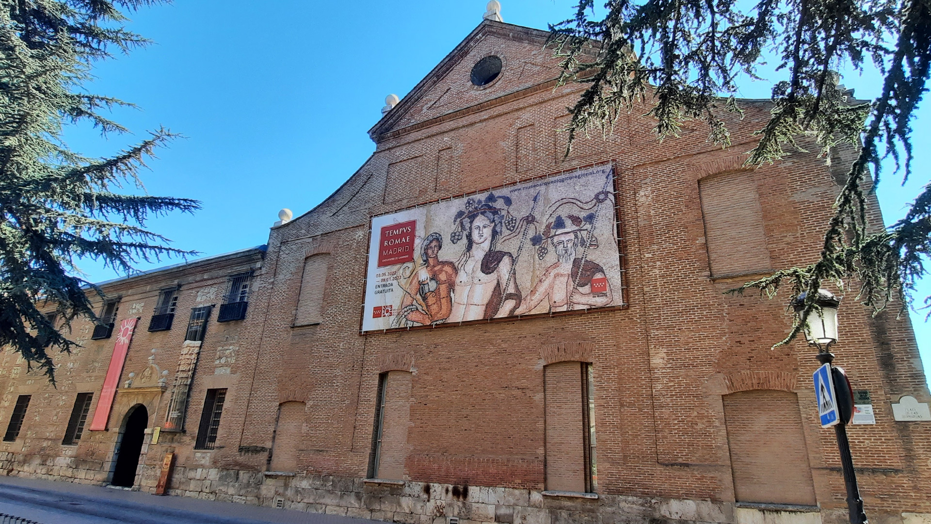 Imagen de la fachada del Museo Arqueológico Regional de Alcalá de Henares, en la que se ve el cartel de la exposición