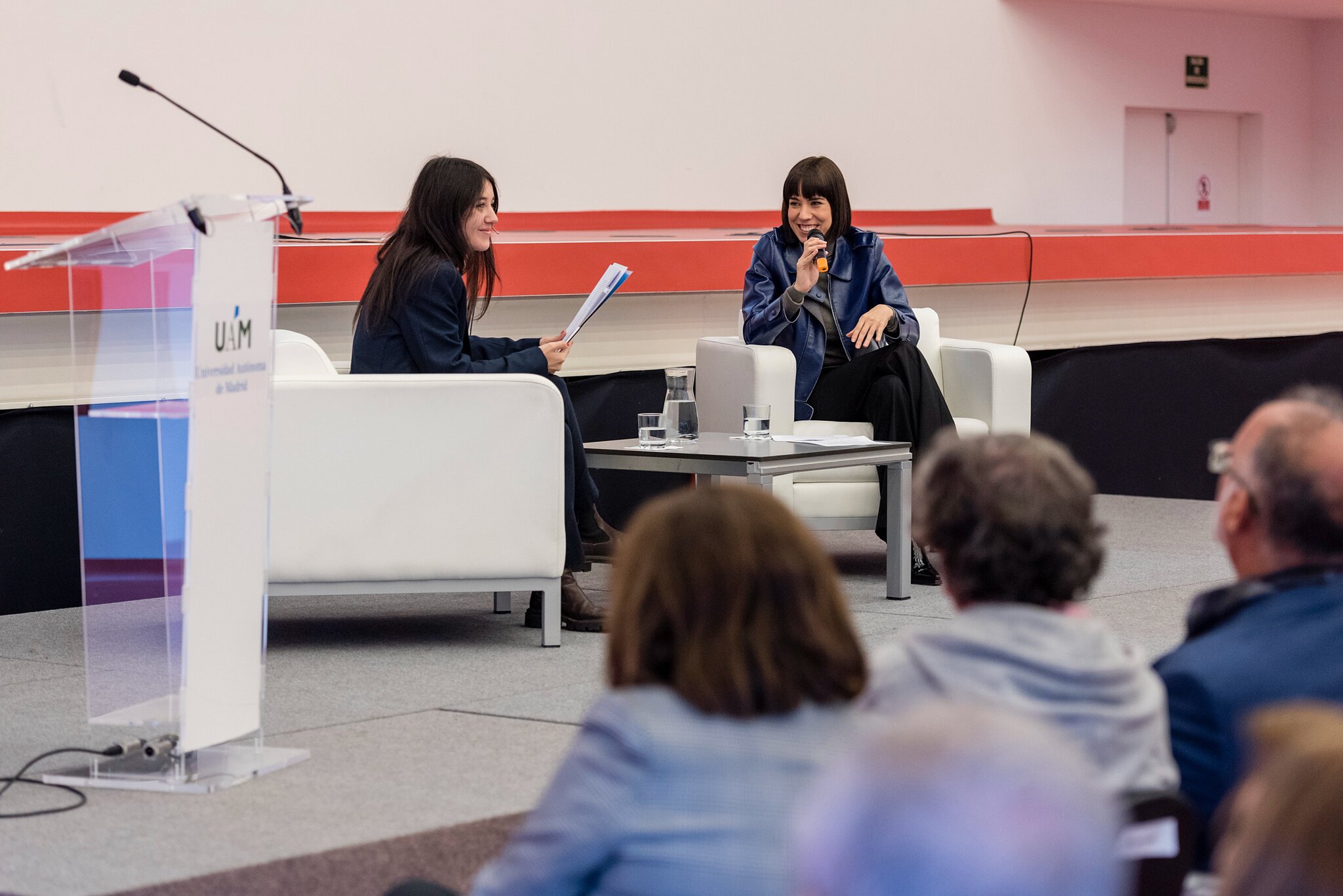 La investigadora predoctoral en la Facultad de Ciencias Económicas y Empresariales, Elena Cerdá, en un momento del diálogo con la ministra de Ciencia e Innovación Diana Morant. / Ministerio de Ciencia