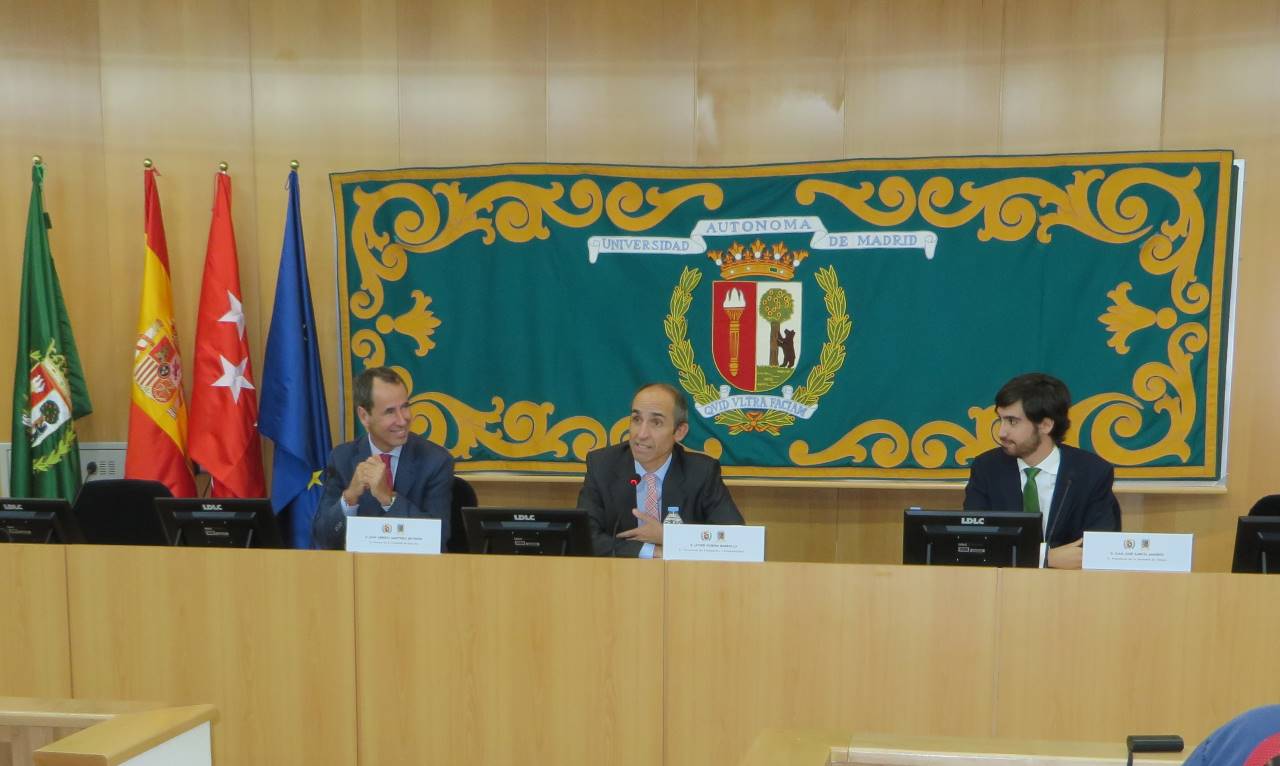 Imagen que muestra la mesa donde se desarrolló el acto inaugural del Torneo. Sentados, de izquierda a derecha, el decano de la Facultad de Derecho, Juan Arrieta; el vicerrector de Estudiantes, Javier Oubiña, y el presidente de la Sociedad de Debate, Juanjo García. 