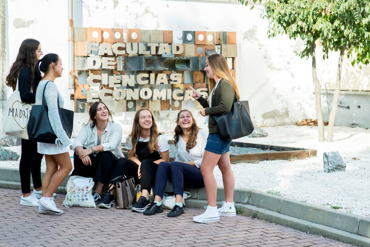imagen de varias estudiantes en el lateral de la Facultad de Ciencias Económicas y Empresariales