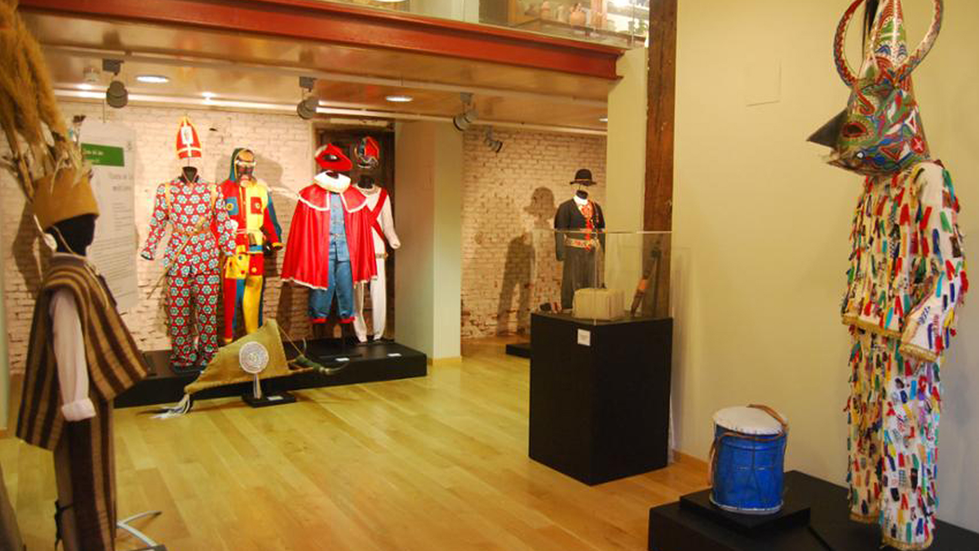 Trajes de carnaval en el interior del Museo de Artes y Tradiciones Populares.