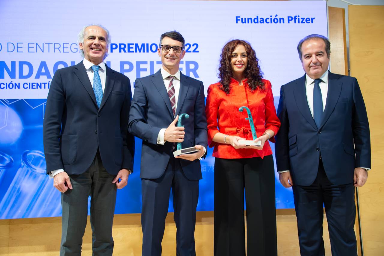 María Llorens Martín, en el centro, posa junto al consejero Enrique Ruiz Escudero, el segundo galardonado y el presidente de la Fundación Pfizer, Sergio Rodríguez.