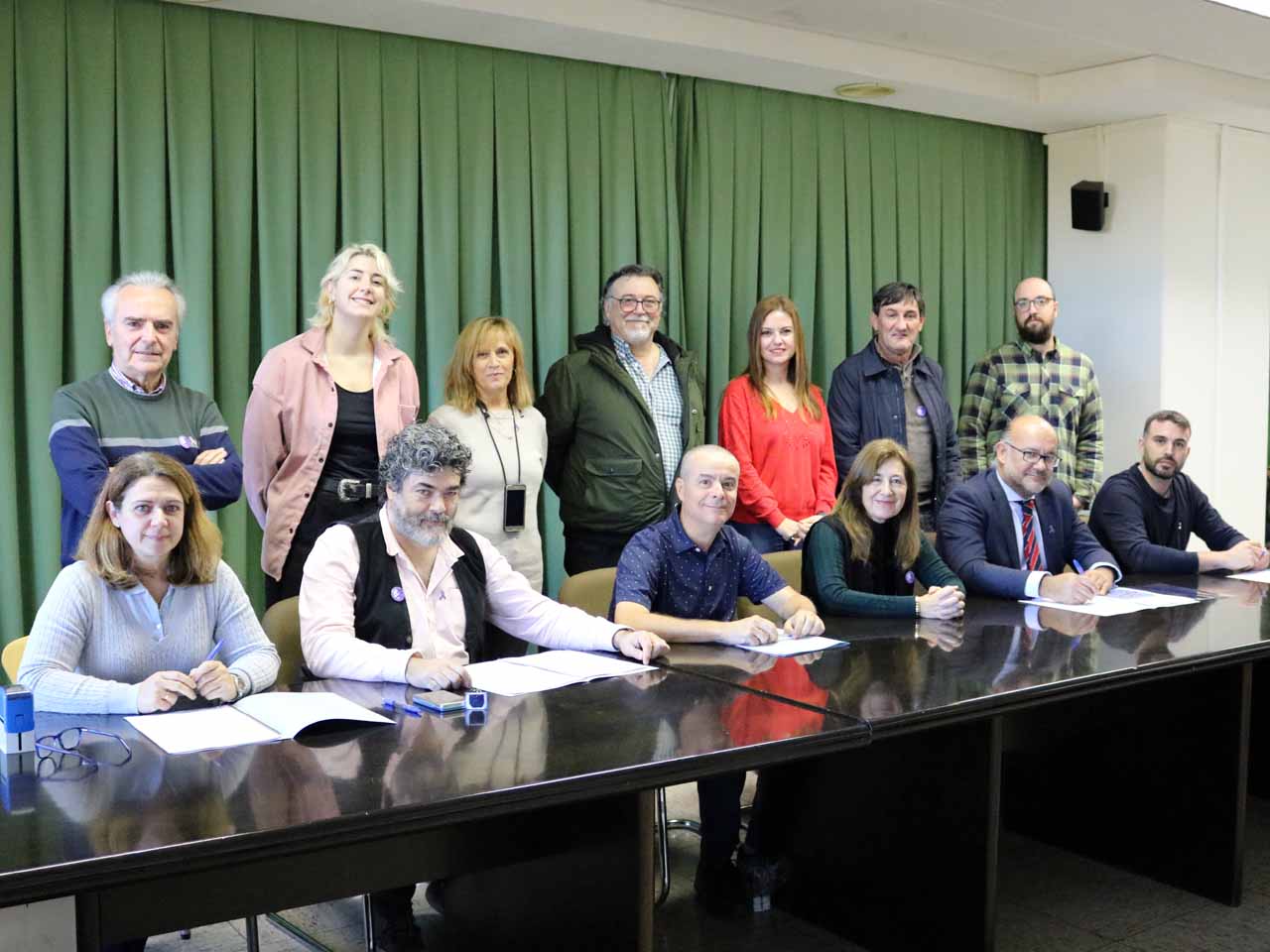Foto de familia de los representantes sindicales tras la firma del acuerdo de funcionarización. / UAM