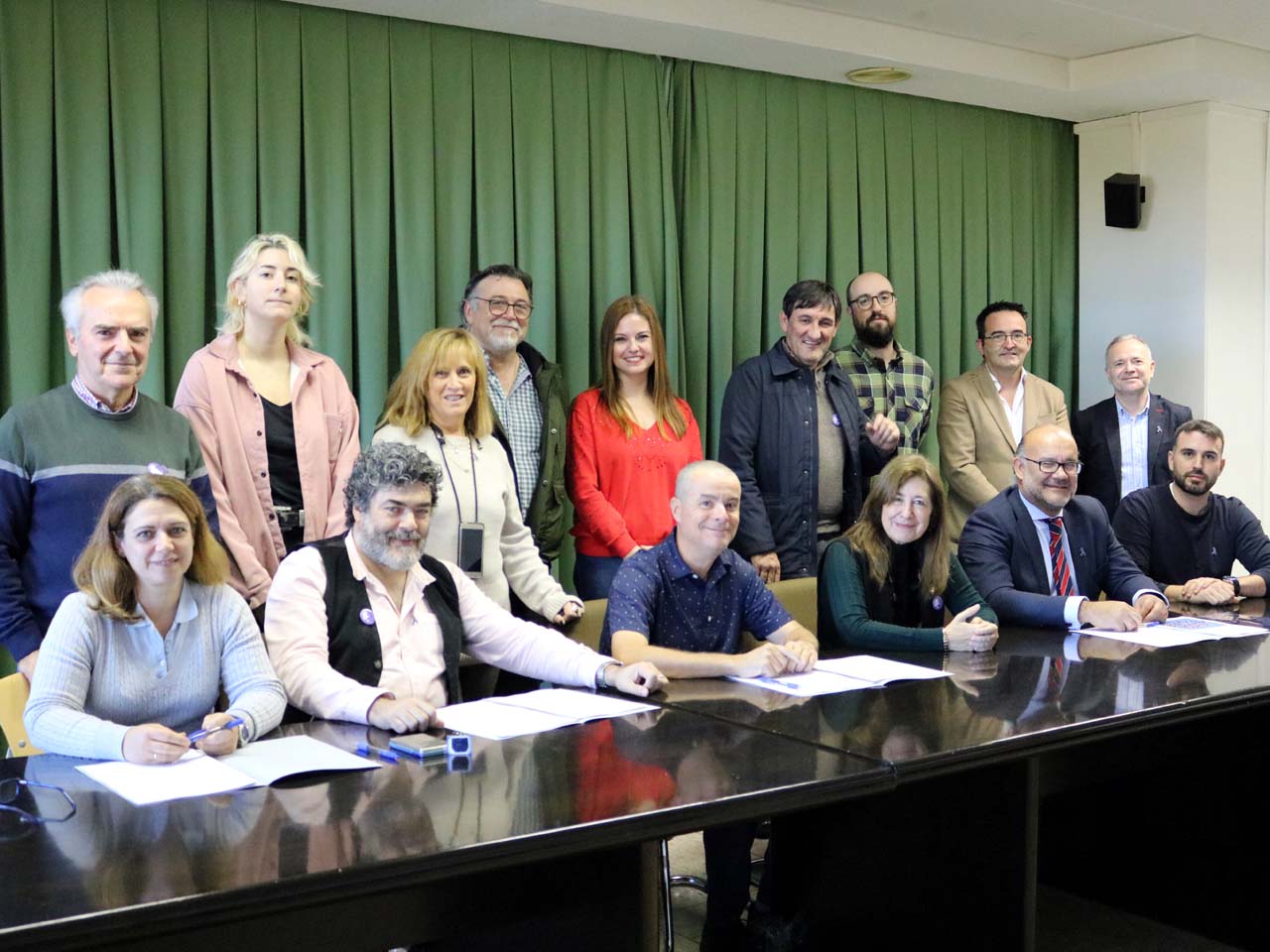 Foto de familia de los representantes sindicales tras la firma del acuerdo de funcionarización. / UAM