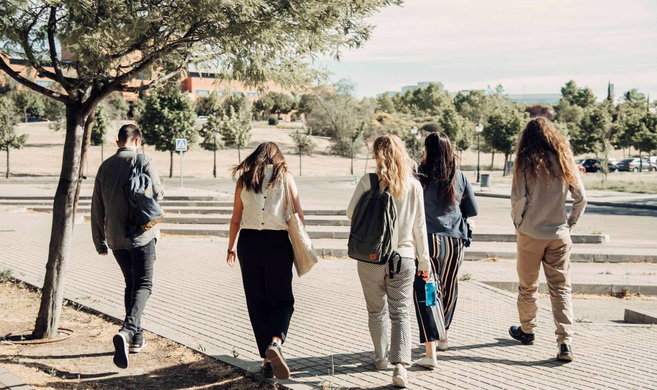 Imagen que muestra a un grupo de varios estudiantes caminando por el campus