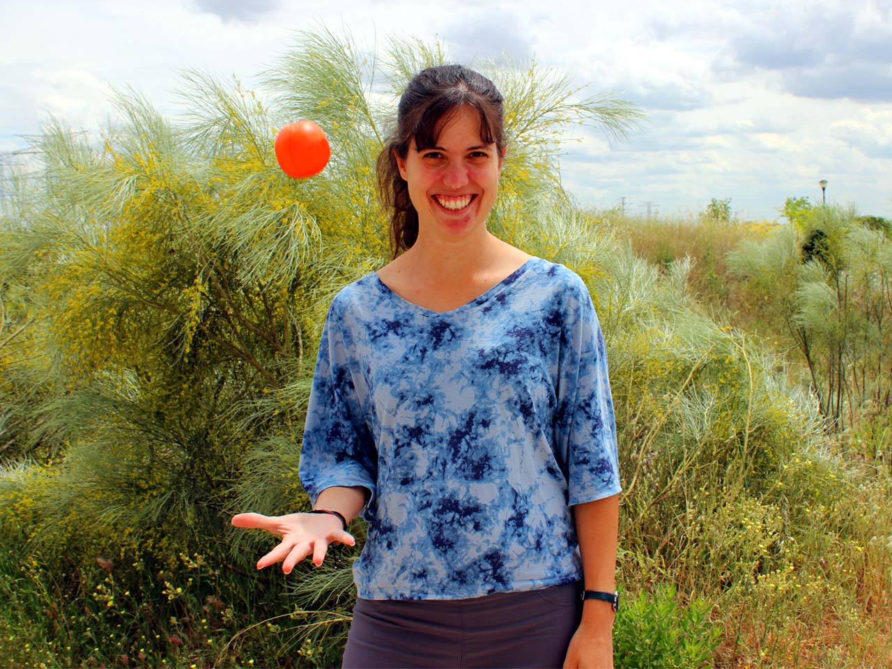 Irene Valenzuela tira al aire una pelota de plástico naranja. / IFT UAM-CSIC