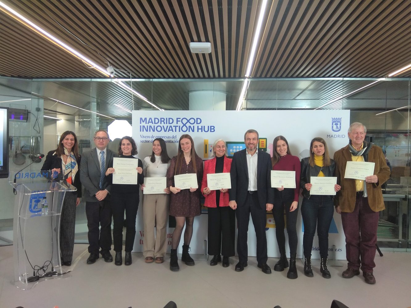 personas recogiendo premio