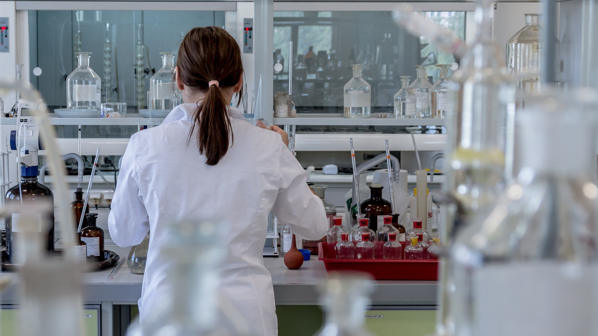 Imagen de una investigadora en un laboratorio.